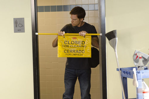 Dexter intentando entrar en un baño en la séptima temporada