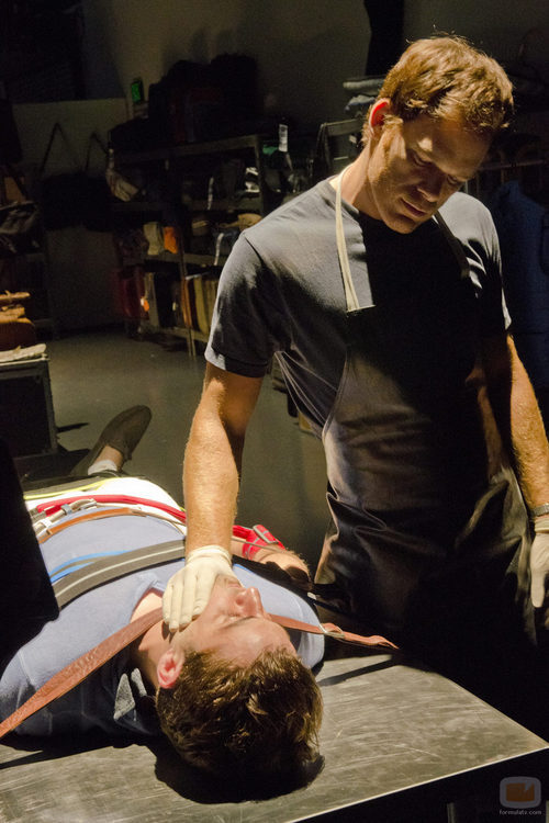 Dexter con una de sus víctimas de la séptima temporada