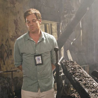 Dexter observa un cuerpo calcinado