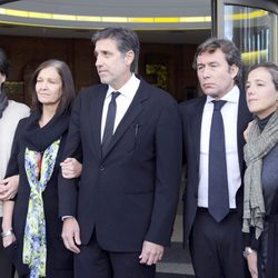 La familia Aragón en el tanatorio de Miliki