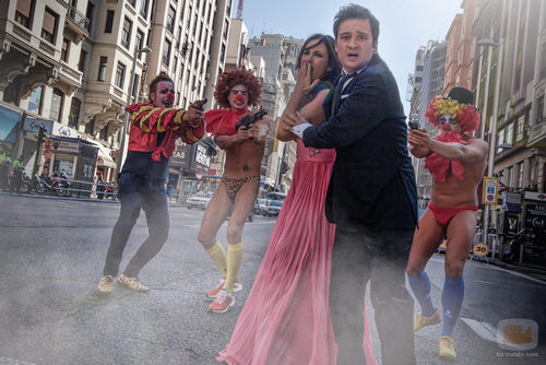 Melanie Olivares y Secun de la Rosa perseguidos en plena Gran Vía madrileña