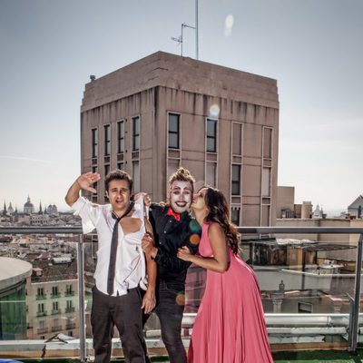 Secun de la Rosa y Melanie Olivares posan junto a Torito en Primera Línea