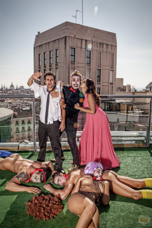 Secun de la Rosa y Melanie Olivares posan junto a Torito en Primera Línea