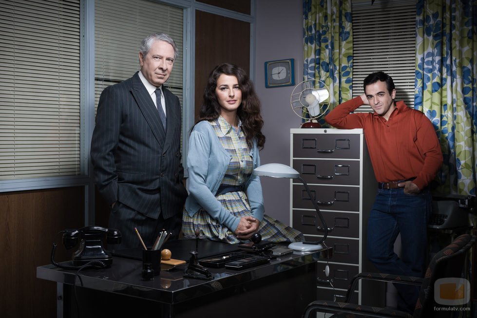 Mónica Estarreado, Enrique Berrendero, Juan Messeguer en la Agencia de viajes La Puntual de 'Amar es para siempre'