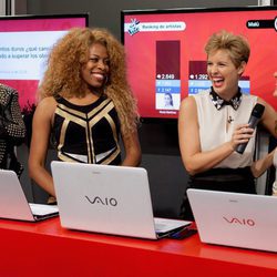 Tania Llasera y los concursantes en la primera gala en directo de 'La Voz'