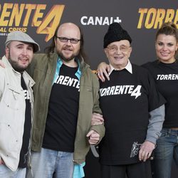 Tony Leblanc con Santiago Segura, Kiko Rivera y María Lapiedra