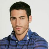 Miguel Ángel Silvestre posando para una sesión fotográfica