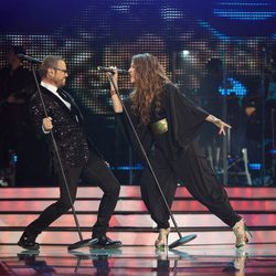 Malú y Aleks Syntek interpretando "Sólo el amor nos salvará" en Los Directos de 'La Voz'