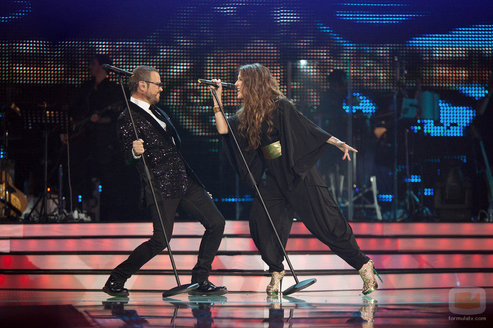 Malú y Aleks Syntek interpretando "Sólo el amor nos salvará" en Los Directos de 'La Voz'