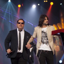 Melendi guía a Ruimán hacia la salida del plató en Los Directos de 'La Voz'