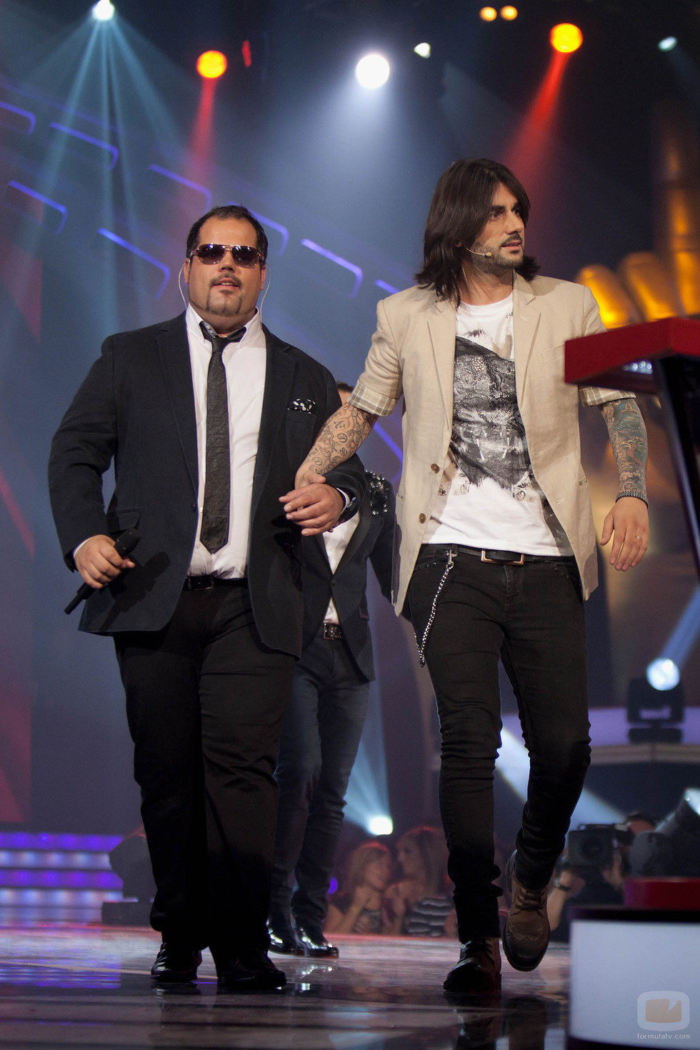 Melendi guía a Ruimán hacia la salida del plató en Los Directos de 'La Voz'