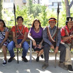La tribu Shiwiar posa en Madrid tras su viaje a España para grabar la segunda temporada de 'Perdidos en la ciudad'