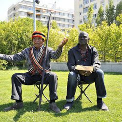 Miembros de la tribu Suri tras su paso por España para participar en la segunda temporada de 'Perdidos en la ciudad'