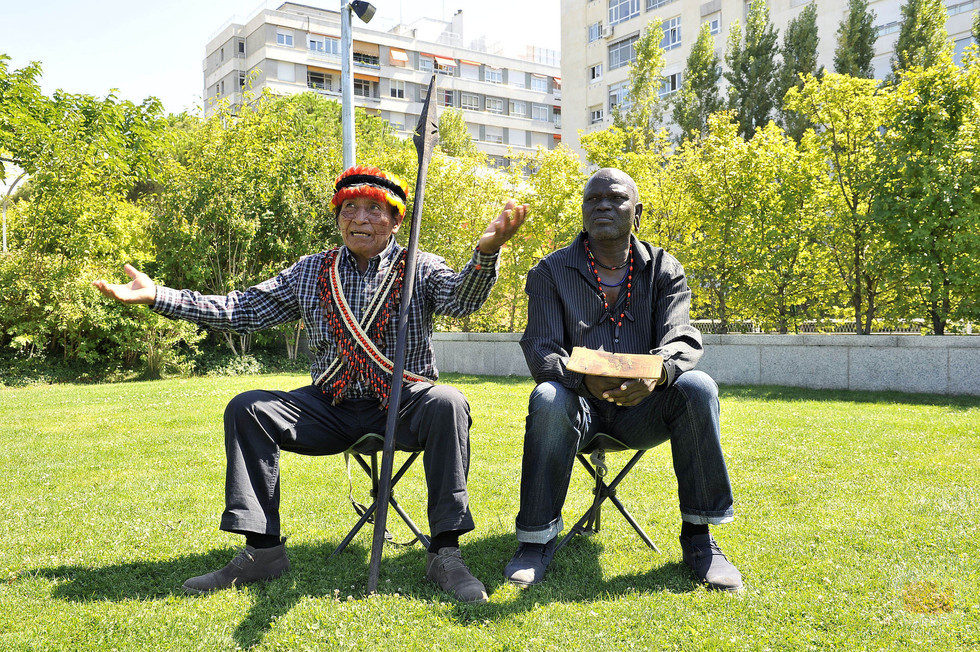 Miembros de la tribu Suri tras su paso por España para participar en la segunda temporada de 'Perdidos en la ciudad'