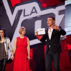 Jesús Vázquez revelando la decisión de la audiencia en Los Directos de 'La Voz'