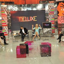 Belén Esteban frente a los colaboradores de 'Sálvame Deluxe'