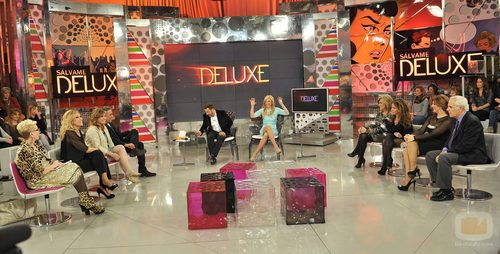 Belén Esteban frente a los colaboradores de 'Sálvame Deluxe'