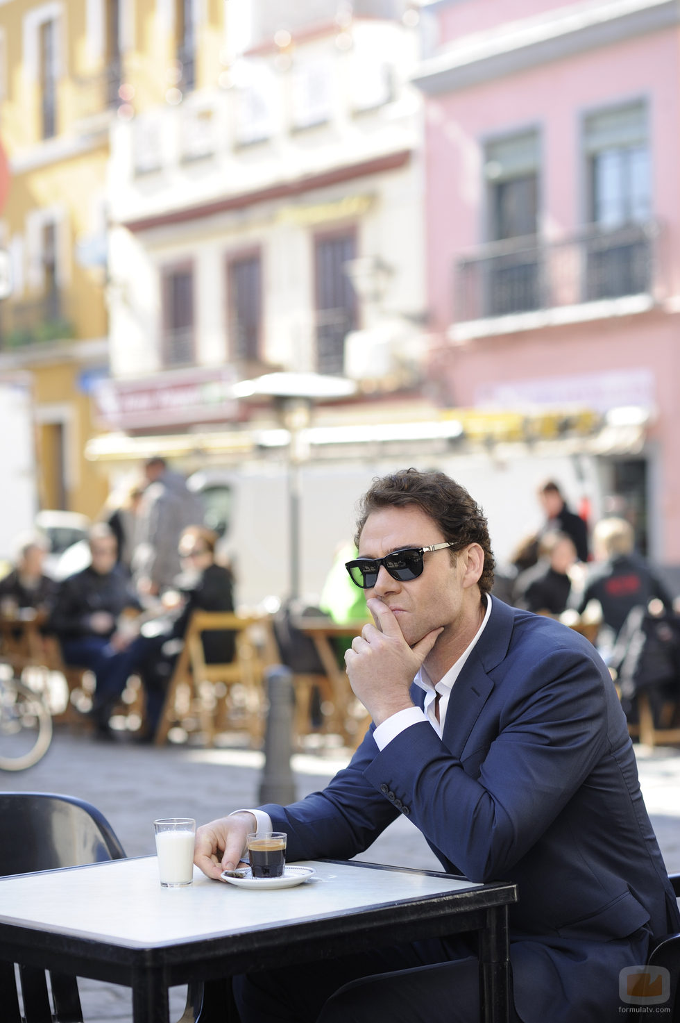 Imagen promocional de Marton Csokas como el detective Javier Falcón en la serie de Canal+ 'Falcón'