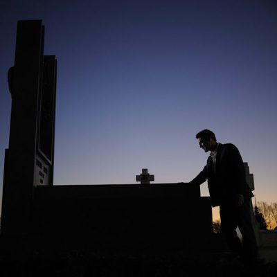 El detective Javier Falcón sobre una tumba en un fotograma de 'Falcón'