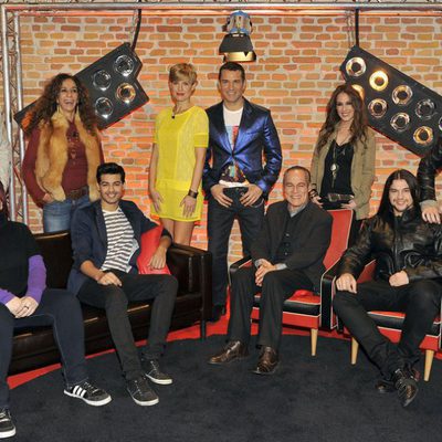 Jesús Vázquez y Tania Llasera con los coaches y finalistas de 'La voz'