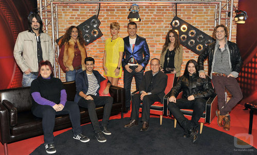 Jesús Vázquez y Tania Llasera con los coaches y finalistas de 'La voz'