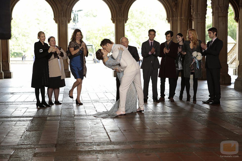 Chuck y Blair se besan en el final de 'Gossip Girl'