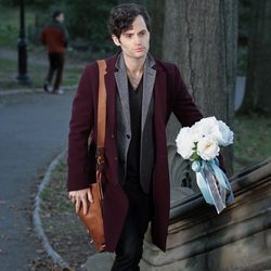 Penn Badgley porta el ramo de flores de la boda que protagonizará el final de 'Gossip Girl'