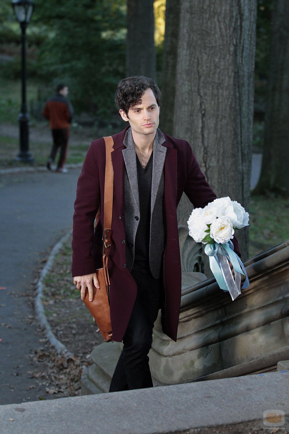 Penn Badgley porta el ramo de flores de la boda que protagonizará el final de 'Gossip Girl'