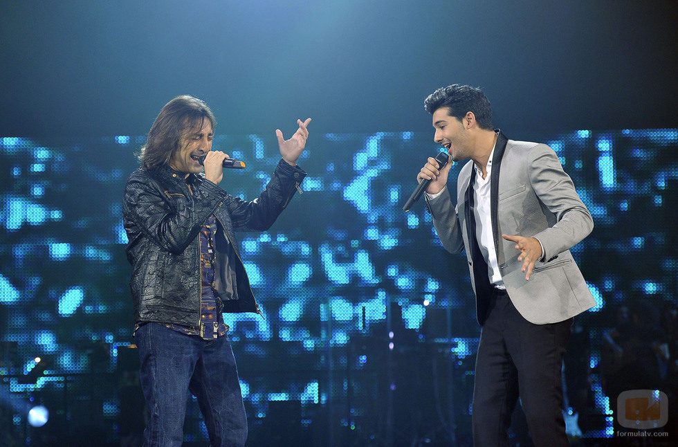 Antonio Carmona y Jorge cantando juntos en la gala final de 'La Voz' 