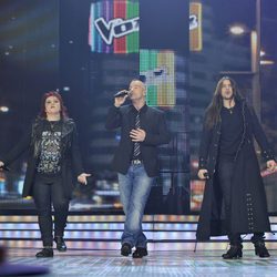 Eros Ramazzotti cantando junto a Maika y Rafa en la gala final de 'La Voz'