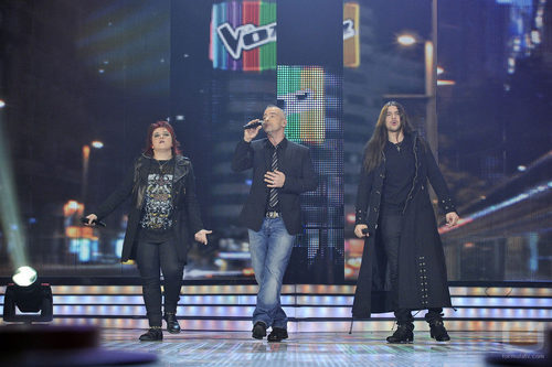 Eros Ramazzotti cantando junto a Maika y Rafa en la gala final de 'La Voz'