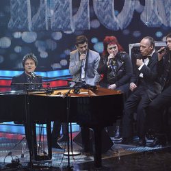 Jamie Cullum cantando junto a los finalistas en la gala final de 'La Voz'