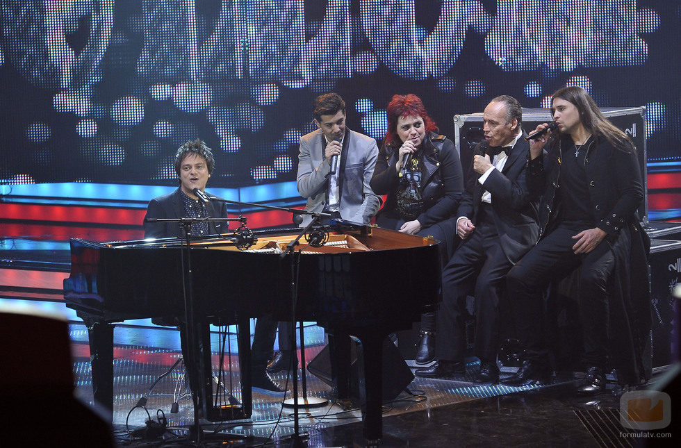 Jamie Cullum cantando junto a los finalistas en la gala final de 'La Voz'