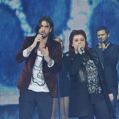Maika cantando junto a su coach Melendi en la gala final de 'La Voz'
