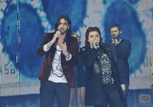 Maika cantando junto a su coach Melendi en la gala final de 'La Voz'