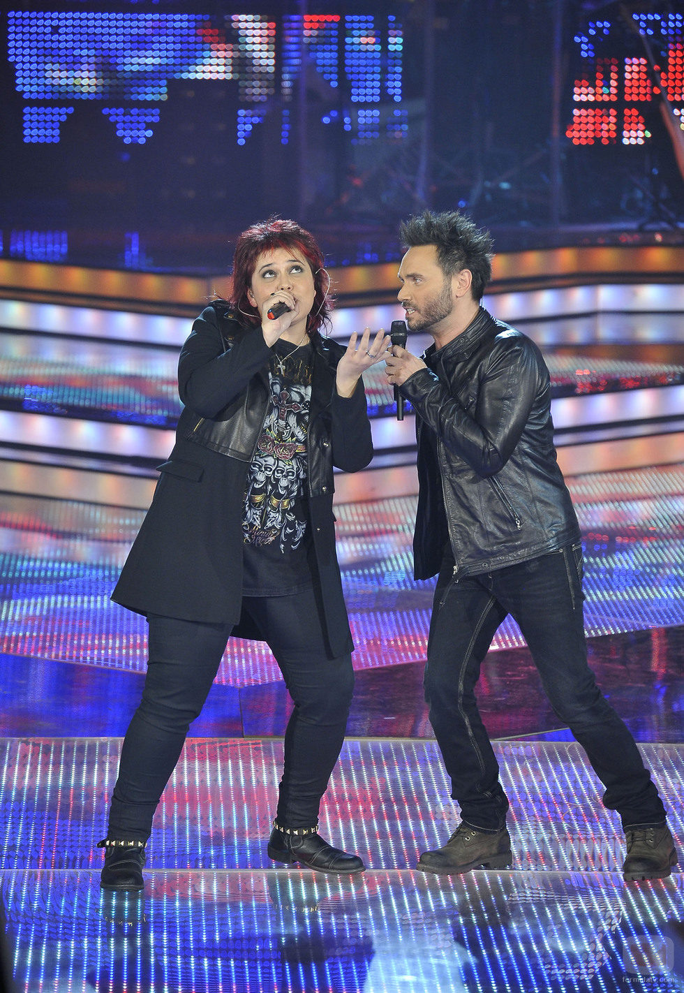 Maika cantanto junto a Nek en la gala final de 'La Voz'