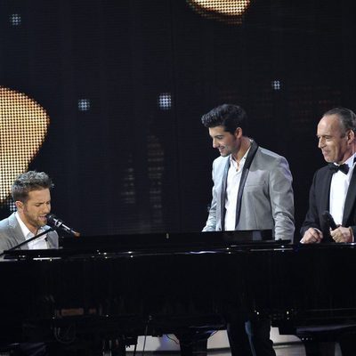 Jorge y Pau Piqué cantando junto a Pablo Alborán en la gala final de 'La Voz'