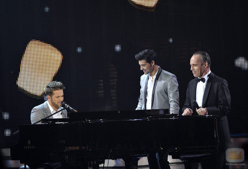 Jorge y Pau Piqué cantando junto a Pablo Alborán en la gala final de 'La Voz'
