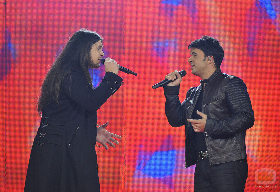 Rafa cantando junto a Luis Fondi en la gala final de 'La Voz'