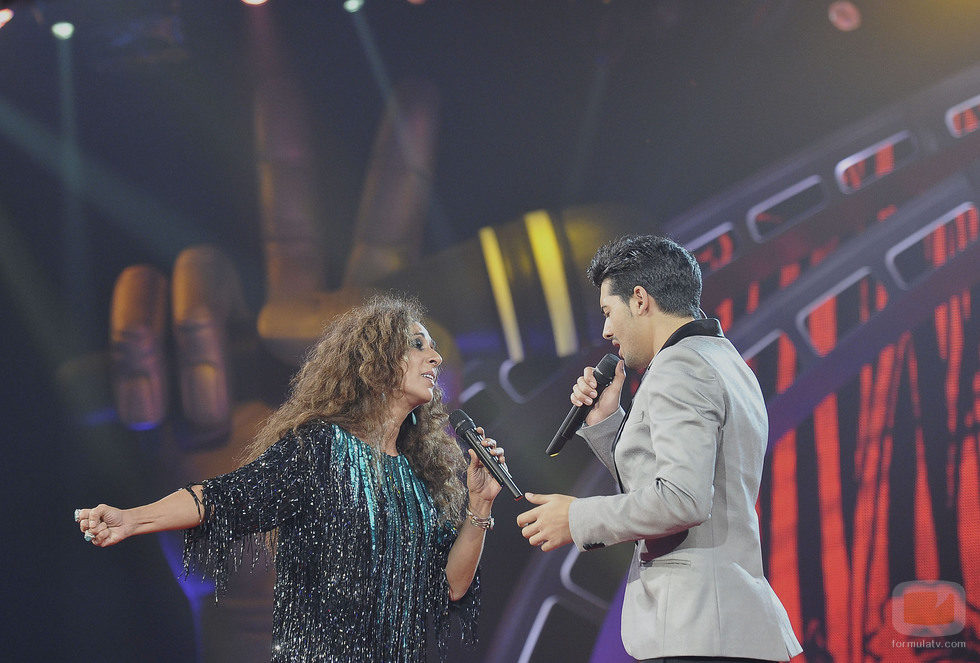 Jorge cantando junto a su coach Rosario en la gala final de 'La Voz'