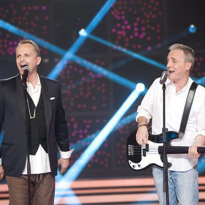 Miguel Bosé cantando con David Summers de Hombres G en 'Bose Papitwo' en La 1