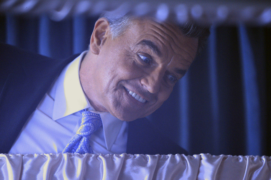 Ray Wise con cara de psicópata en el capítulo "Polvos eres y en polvo te convertirás"