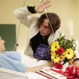 Bernardo visita a Alba en el hospital
