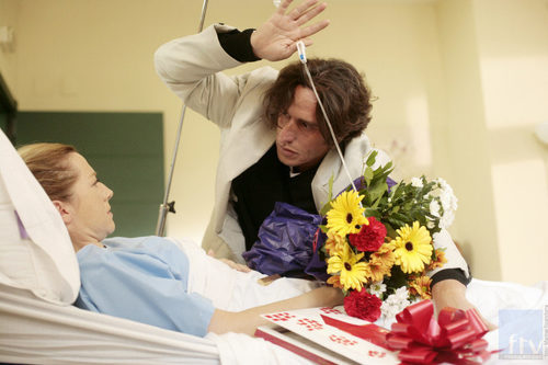 Bernardo visita a Alba en el hospital