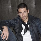 Miguel Ángel Silvestre posando en la rueda de prensa de 'Sin tetas no hay paraíso'