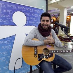 Álex Ubago cantando para la 'Gala Inocente, Inocente 2012'