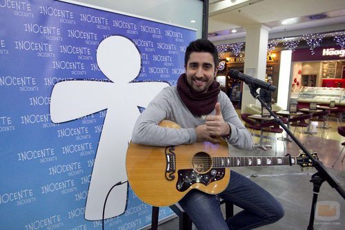 Álex Ubago cantando para la 'Gala Inocente, Inocente 2012'