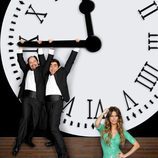 Jordi Sánchez y Pablo Chiapella se cuelgan del reloj de la Puerta del Sol junto a Vanesa Romero