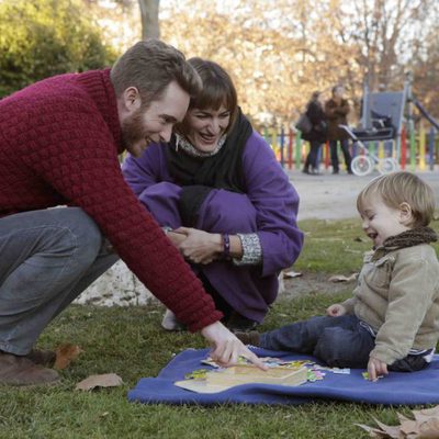 Toni y Juana juegan con el niño en una imagen de la nueva temporada de 'Cuéntame cómo pasó'