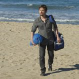 Max descubre un mensaje escrito en las rocas